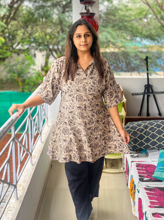 Kalamkari cotton coord set for women with black pants
	2.	Oversized top with adjustable tie and cotton pants
	3.	All-day comfortable coord set in Kalamkari print
	4.	Bohemian cotton outfit for modern women
	5.	Model wearing Kalamkari cotton coord set size M