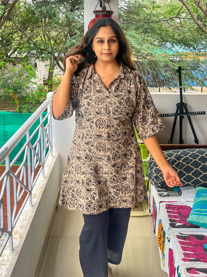 Kalamkari cotton coord set for women with black pants
	2.	Oversized top with adjustable tie and cotton pants
	3.	All-day comfortable coord set in Kalamkari print
	4.	Bohemian cotton outfit for modern women
	5.	Model wearing Kalamkari cotton coord set size M